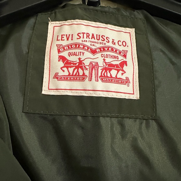 Levi’s Puffer Jacket with Fleece Lined Hood - Picture 2 of 4